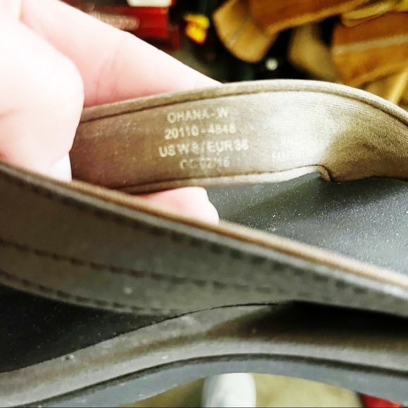 Olukai | Brown Ohana Leather Flip Flops - Picture 6 of 6